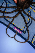 Load image into Gallery viewer, Floordrobe Collection PAM perks and mini cc-tapis rug Jeans